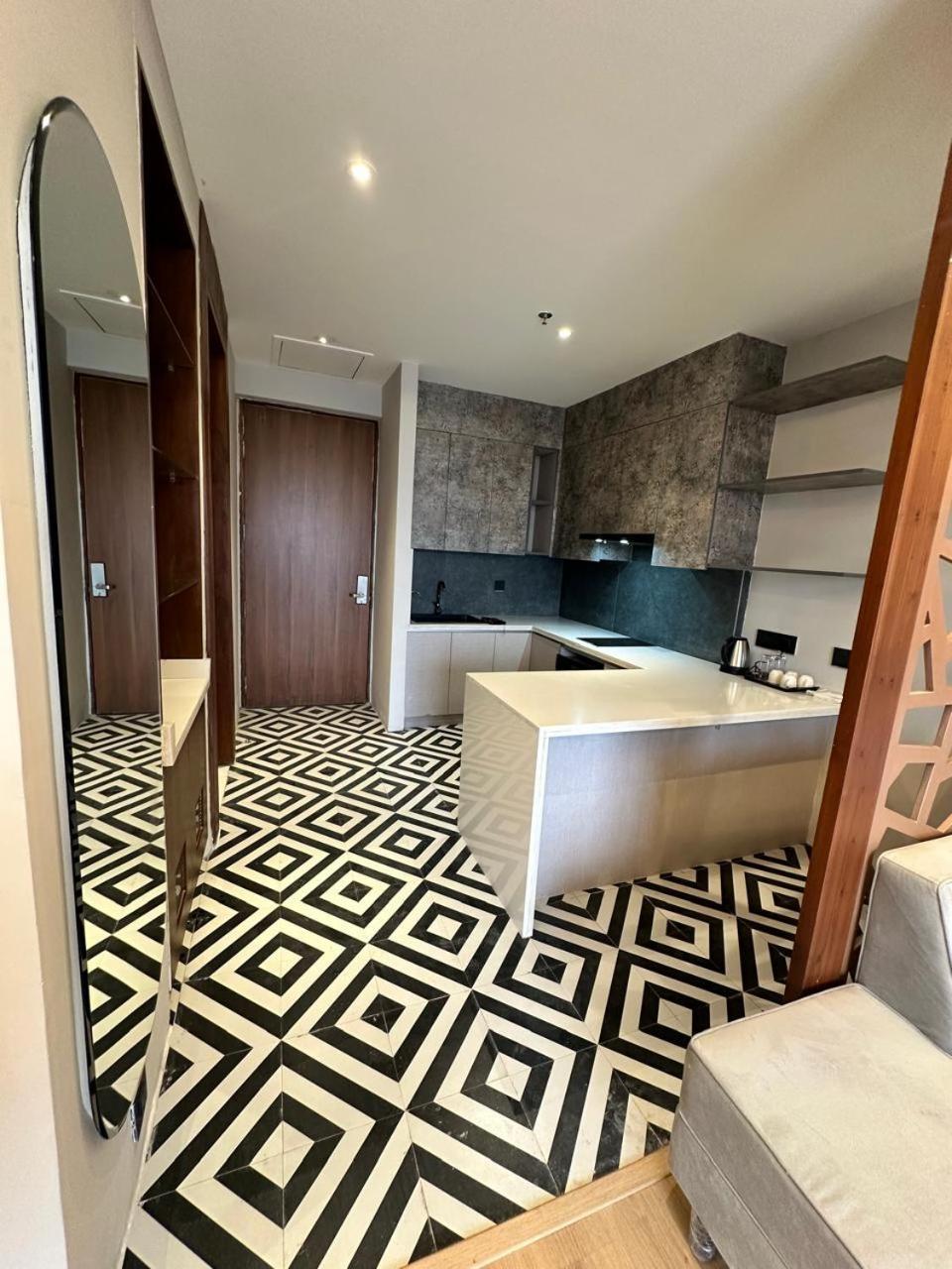 Aparthotel Urban Abodes à Ghaziabad Extérieur photo