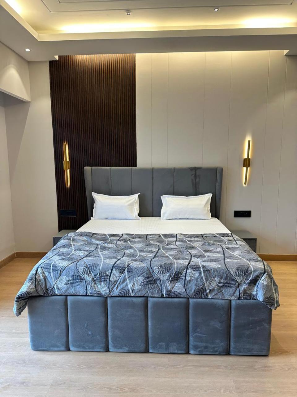 Aparthotel Urban Abodes à Ghaziabad Extérieur photo